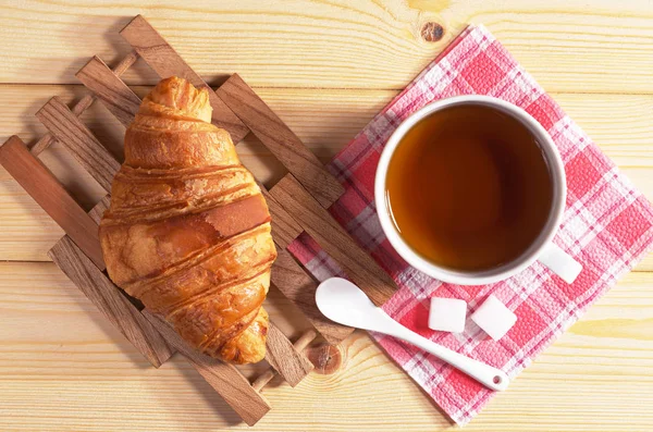 Tea and croissant — Stock Photo, Image