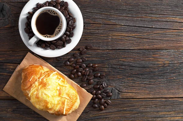 Croissant ja kahvi — kuvapankkivalokuva