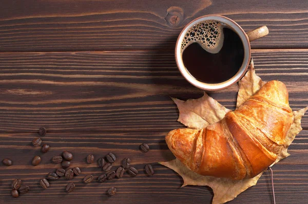 Kahvi ja croissant — kuvapankkivalokuva