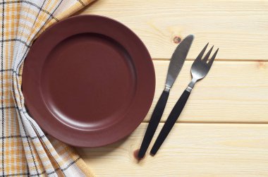 Tabak, çatal ve bıçak. 