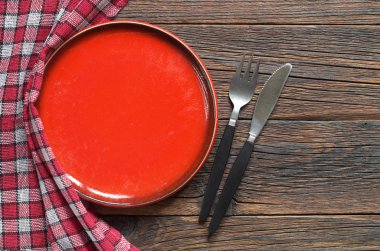 Tabak, çatal ve bıçak. 