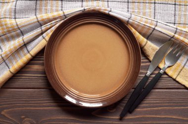 Tabak, çatal ve bıçak. 