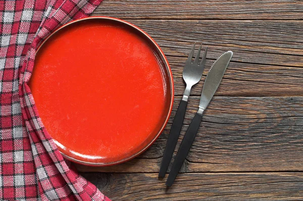 Tabak, çatal ve bıçak. 