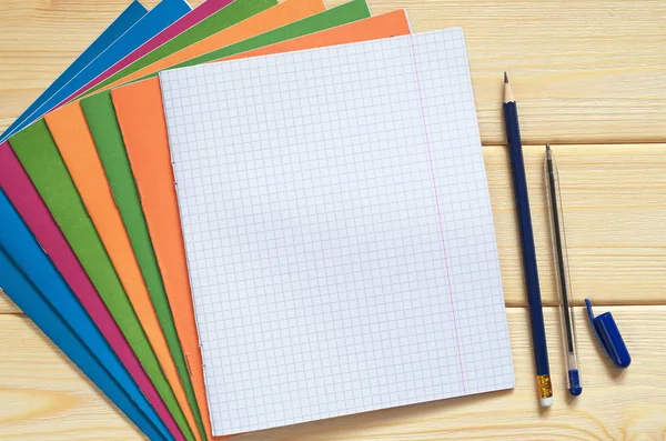 Cuadernos escolares, bolígrafo y lápiz — Foto de Stock