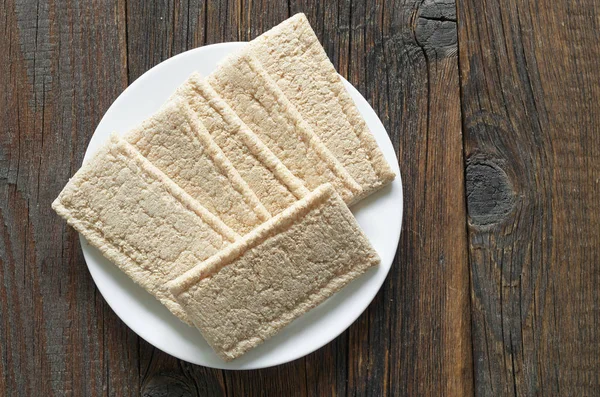 Pane croccante in piatto — Foto Stock