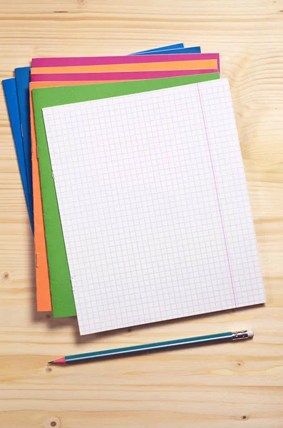 Cuadernos escolares y lápiz — Foto de Stock