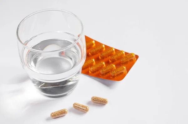 Medical capsules and water — Stock Photo, Image