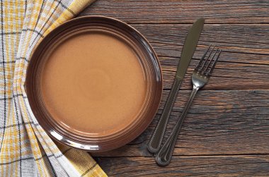 Tabak, çatal ve bıçak. 