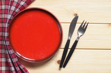 Tabak, çatal ve bıçak. 