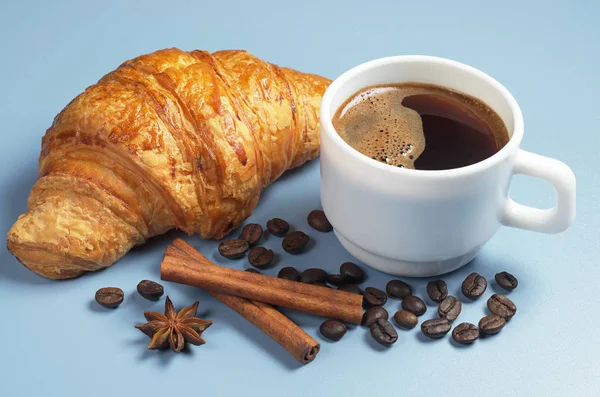 Kaffee und Croissant — Stockfoto