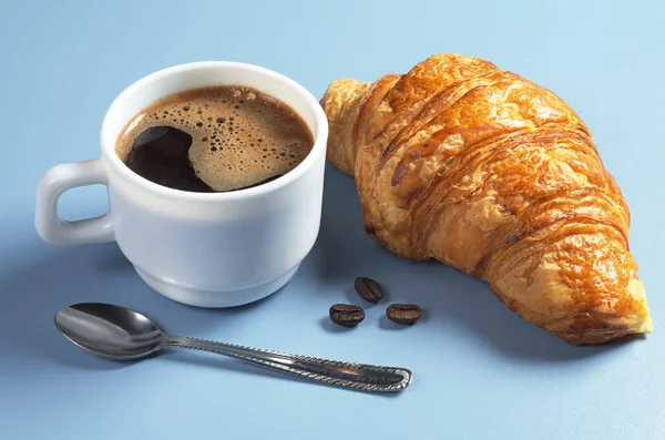 Kaffe och croissant — Stockfoto