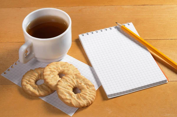 Not Defteri, çay ve kurabiye — Stok fotoğraf