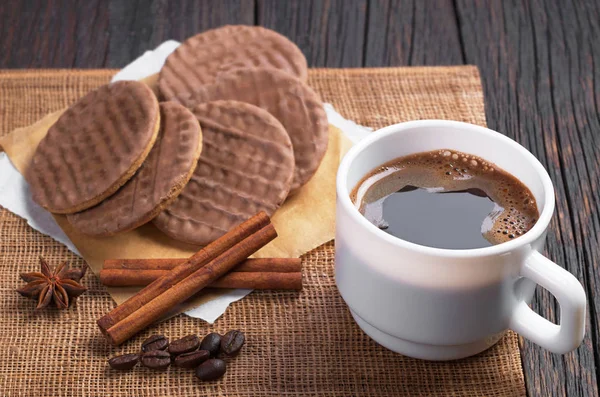 Café et biscuits au chocolat — Photo