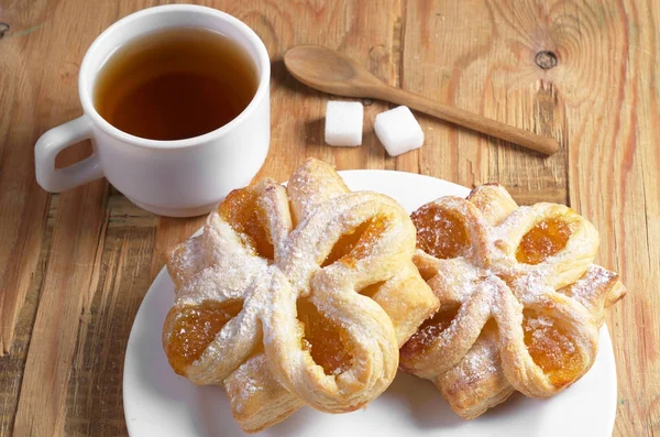 Buns com geléia e chá — Fotografia de Stock