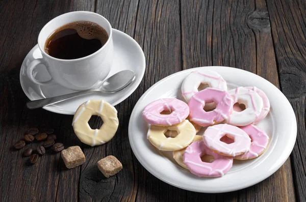Soubory cookie s polevou a káva — Stock fotografie