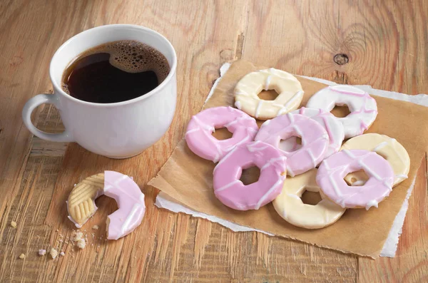 Kaffe och kakor med glasyr — Stockfoto