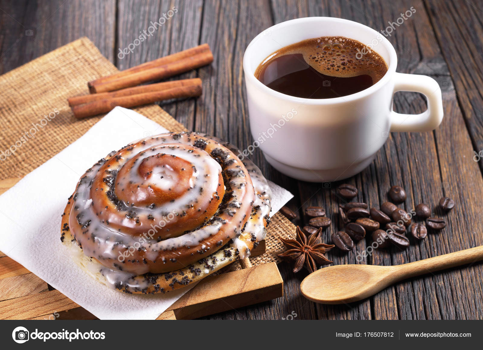 Café y bollo fresco — Foto de stock © Sasajo 176507812