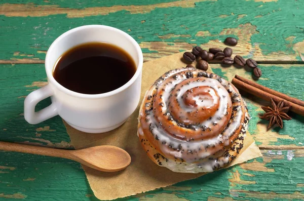Kahve ve tatlı çörek — Stok fotoğraf