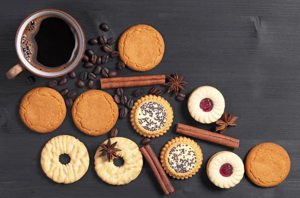 Koffie en verschillende cookies — Stockfoto