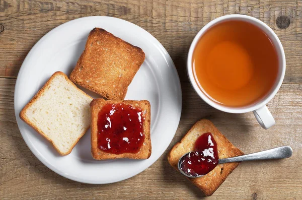 Šálek čaje a toast chleba — Stock fotografie