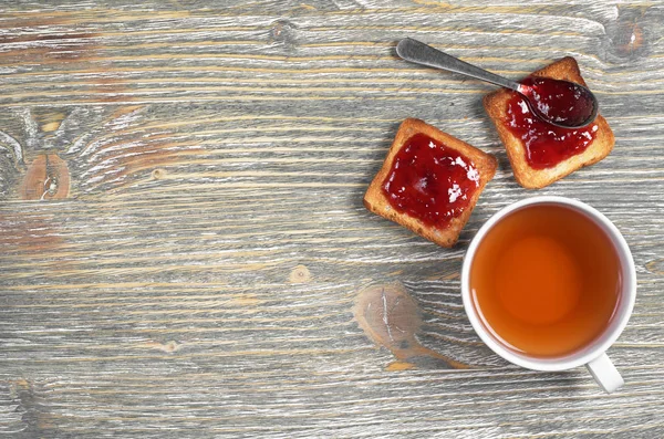 Fincan çay ve tost ekmeği — Stok fotoğraf