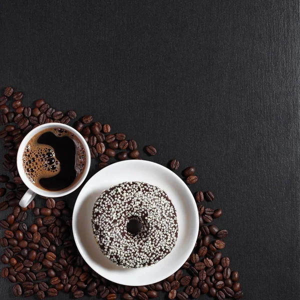 Kaffe och choklad donut — Stockfoto