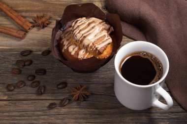 Bir fincan kahve ve kek. 