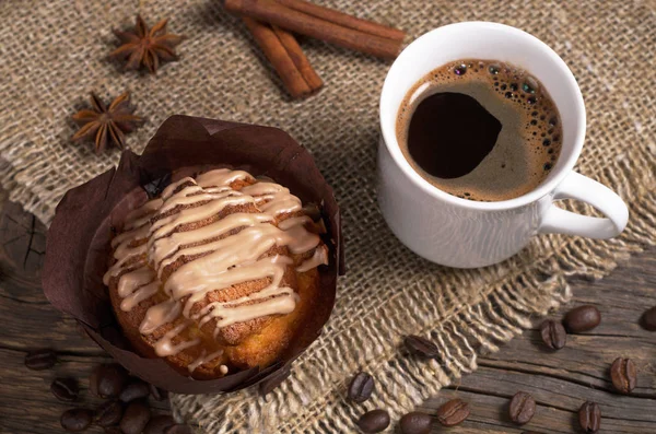 Muffin mit Sahne und Kaffee — Stockfoto