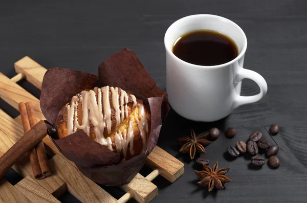 Muffin se šlehačkou a káva — Stock fotografie