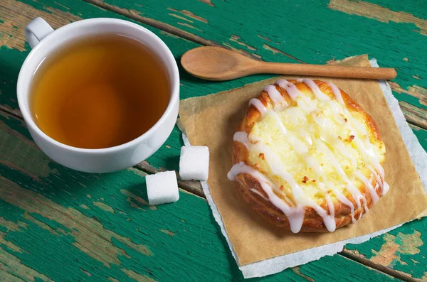 Çay ve çörek süzme peynir ile — Stok fotoğraf