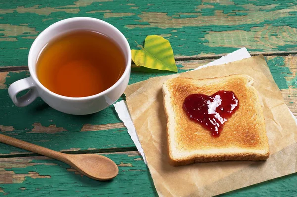 Pan tostado con mermelada y té — Foto de Stock