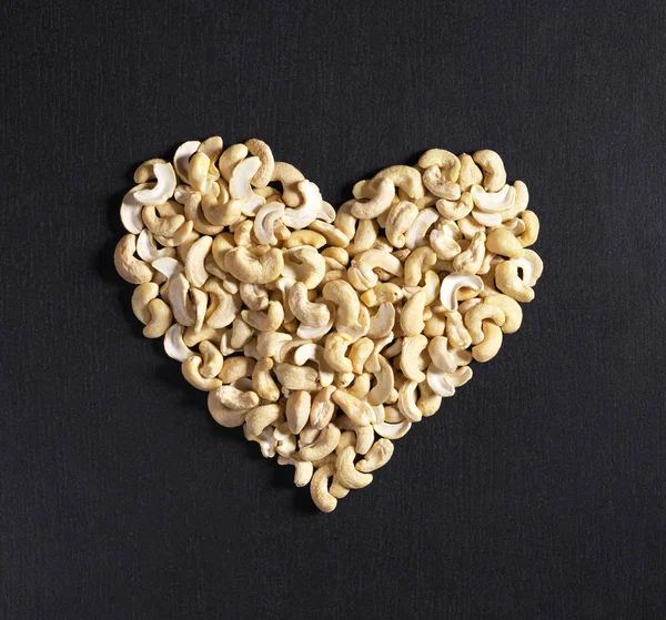 Cashewnötter i hjärta form — Stockfoto
