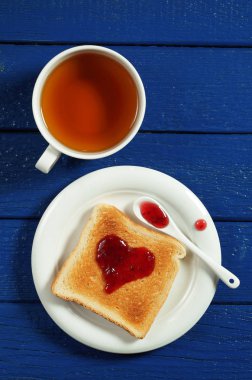 Tost ekmeğine reçel ve çay 
