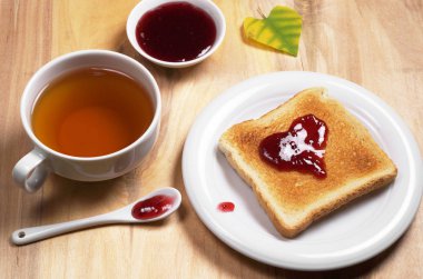 Tost ekmeğine reçel ve çay 