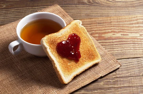 Toasted bread with jam and tea — Stock Photo, Image