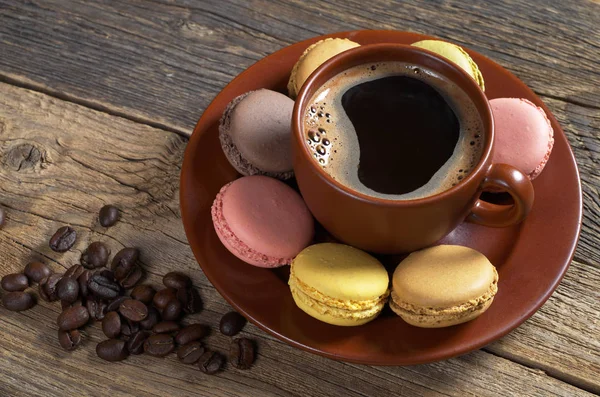 Café et mini macarons — Photo