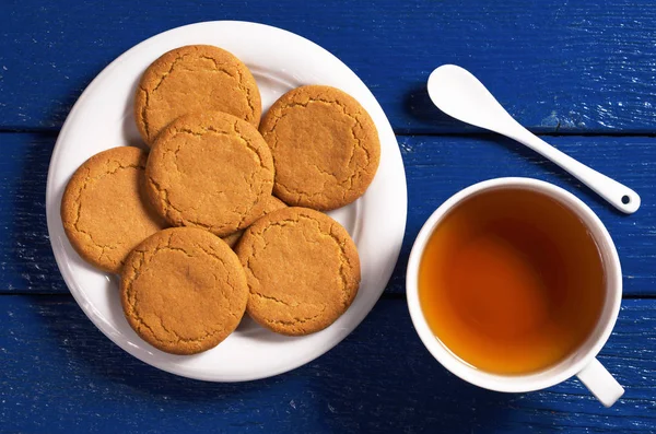 Biscoitos de gengibre e chá — Fotografia de Stock