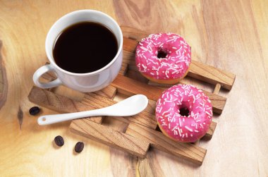 Kahve ve pembe çörek