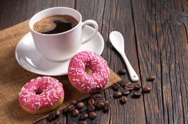 Pembe çörek ve kahve