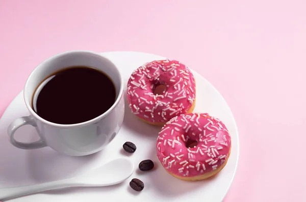 Rosa Donuts und Kaffee — Stockfoto