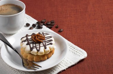 Camlı pasta ve kahve