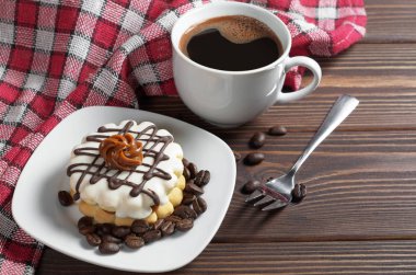 Küçük camlı pasta ve kahve