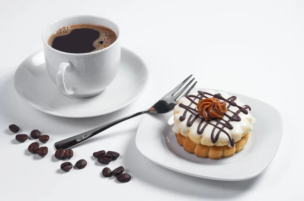 Koffie en kleine ronde taart — Stockfoto