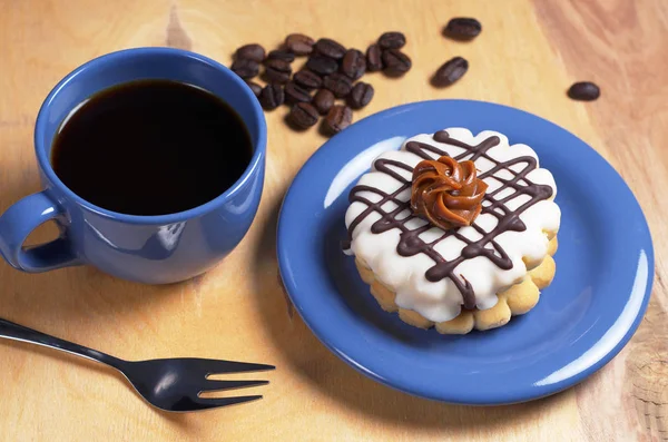 Káva a malé zasklené dort — Stock fotografie
