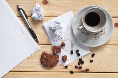 Boş kirli kahve fincanı ve kağıt