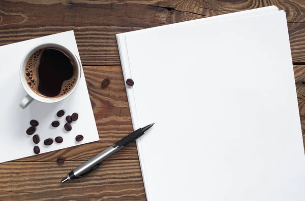 Café y papel limpio con una pluma — Foto de Stock