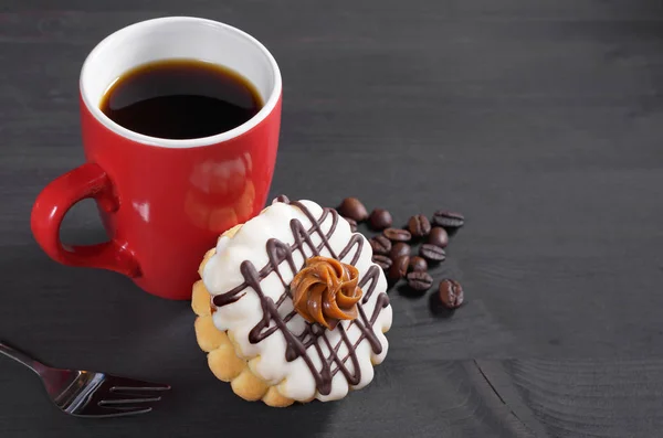 Koffie en geglazuurde cake — Stockfoto