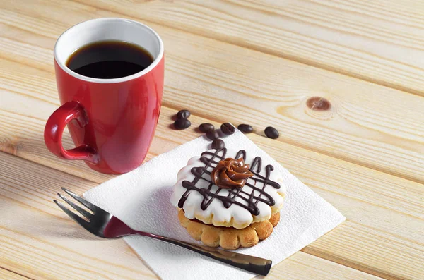 Café e pequeno bolo envidraçado — Fotografia de Stock