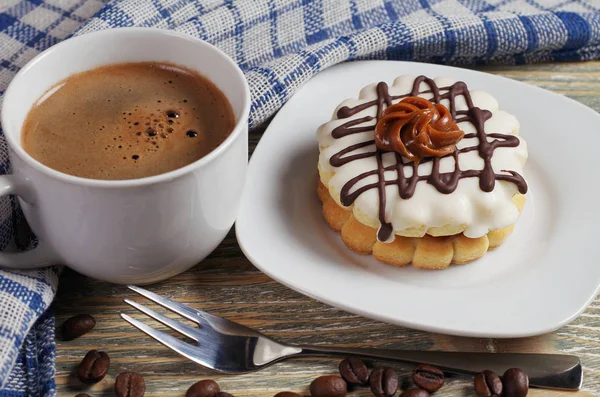 Kaffe och liten rund kaka — Stockfoto