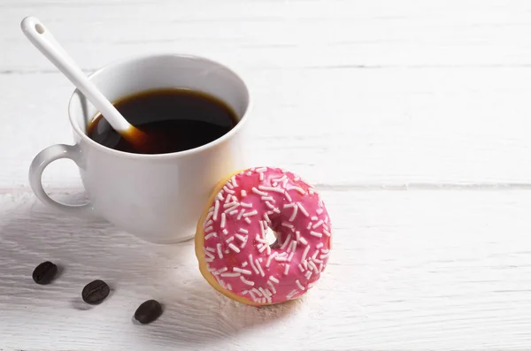 Coffee and pink donut — Stock Photo, Image